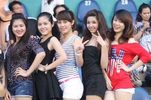 Trên khán đài, dàn người mẫu xinh đẹp được CLB Sài Gòn FC thuê đến để tăng sức hấp dẫn cho các trận đấu vẫn cổ vũ cuồng nhiệt.